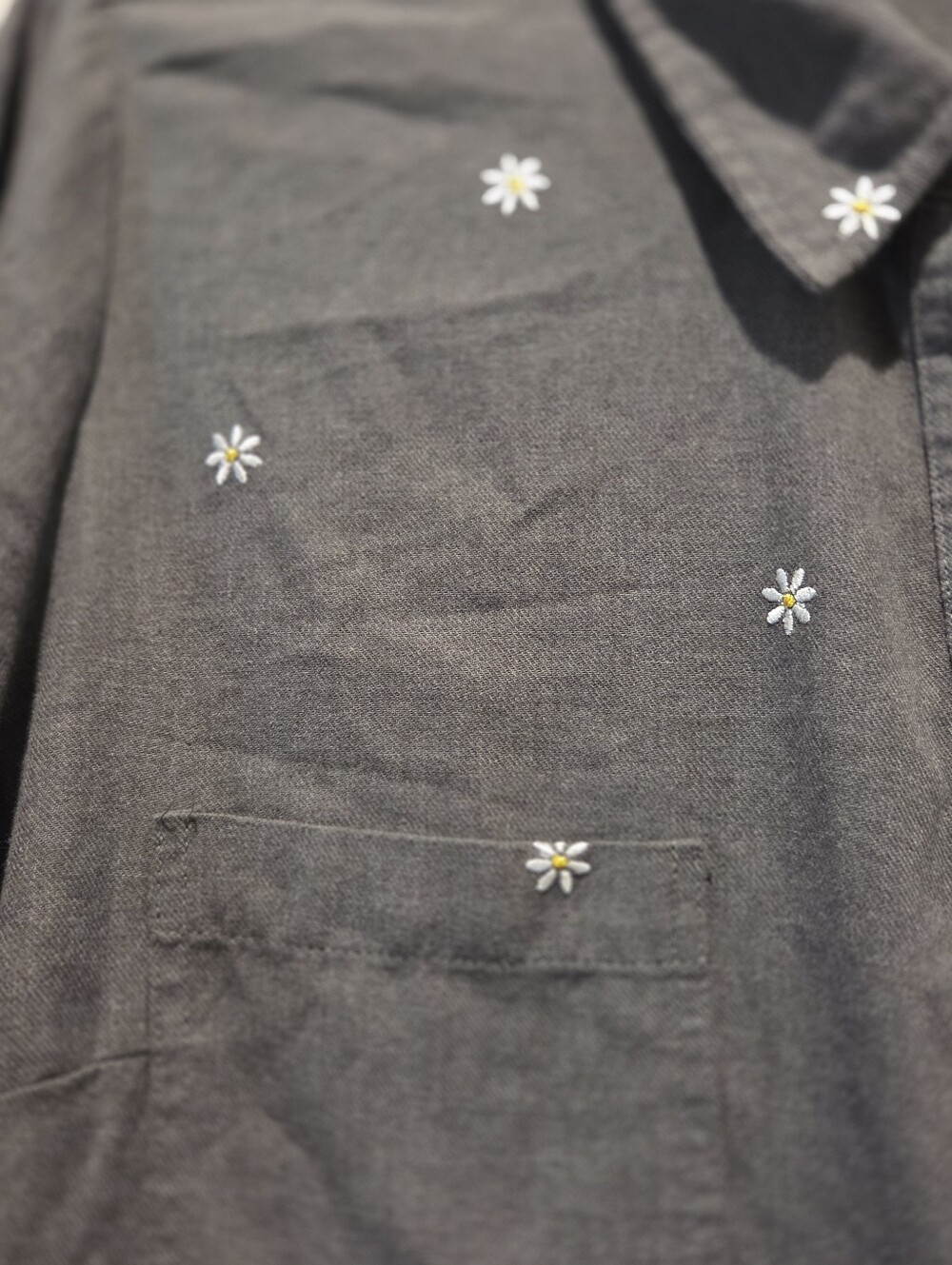 Torrid Gray Long Sleeve Embroidered Daisies Button Down Shirt Size 2/2X - Picture 4 of 6